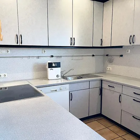Apartment Dusseldorf Messe And Airport, 3-bedroom With Kitchen *