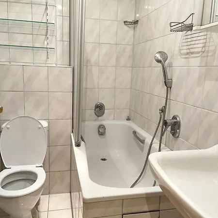 Dusseldorf Messe And Airport, 3-bedroom With Kitchen Apartment Duisburg